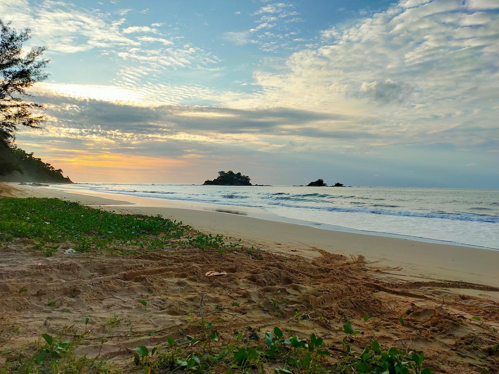 Foto von Lok Nunsung Beach mit feiner beiger sand Oberfläche