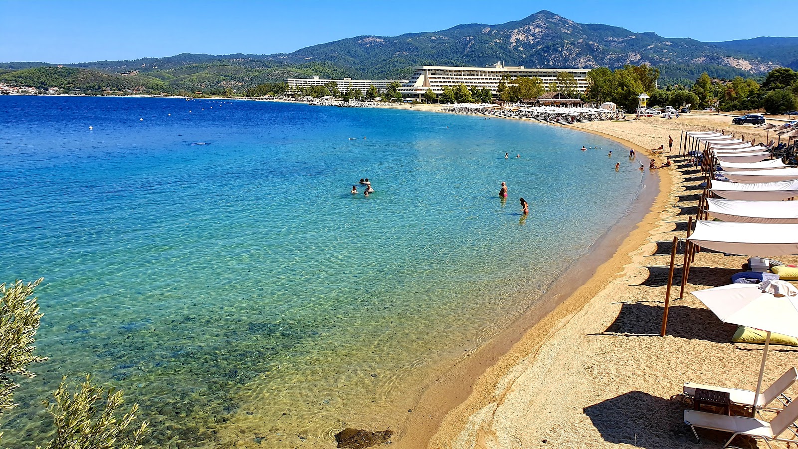Foto di Kohi beach con una superficie del sabbia beige