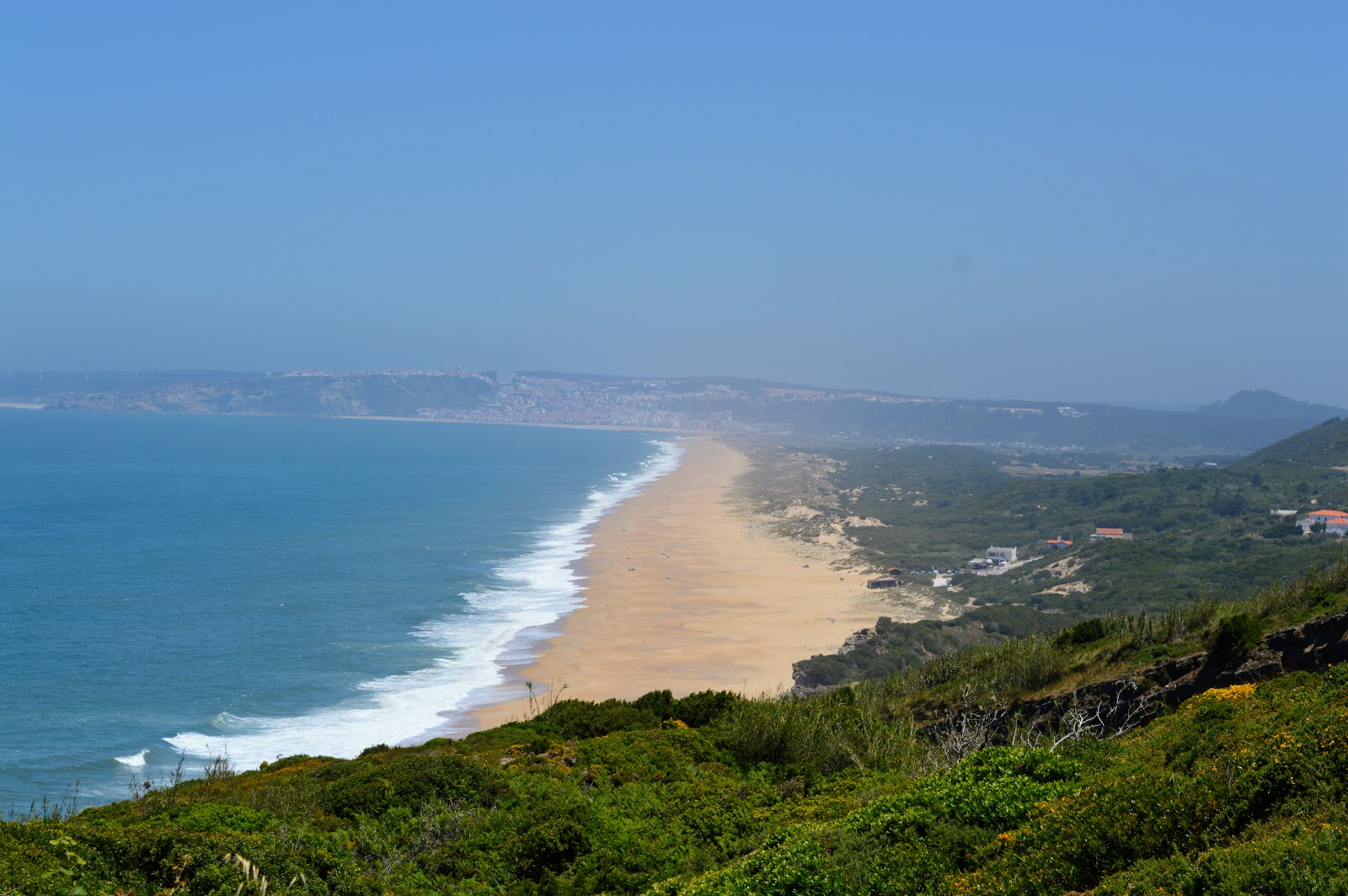 Fotografie cu Praia do Salgado cu drept și lung