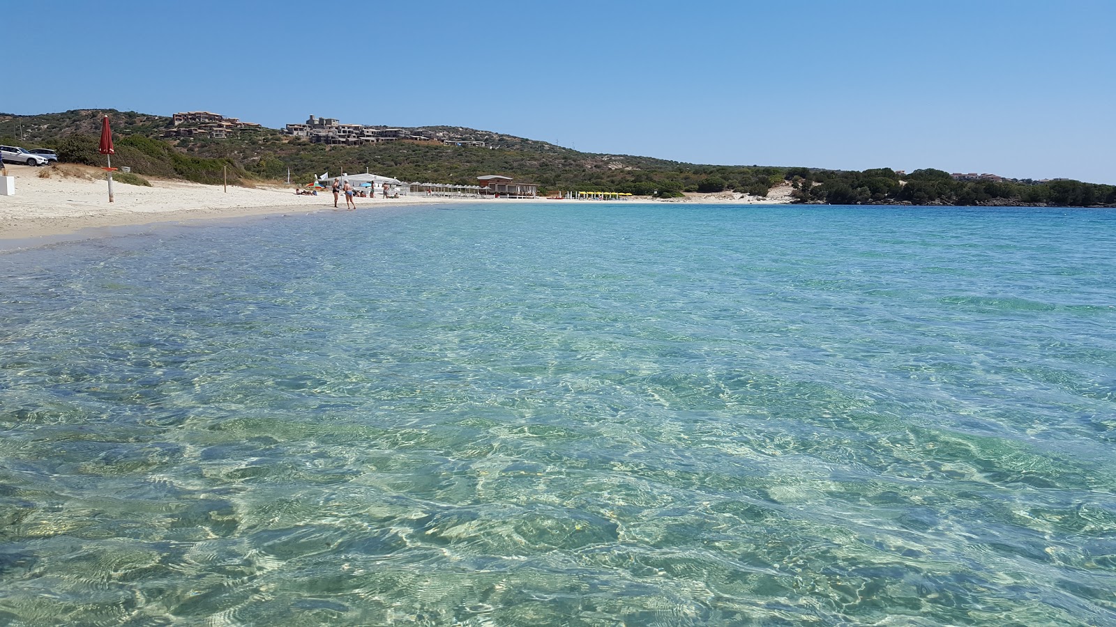 Photo de Spiaggia Cala Sassari avec moyenne baie