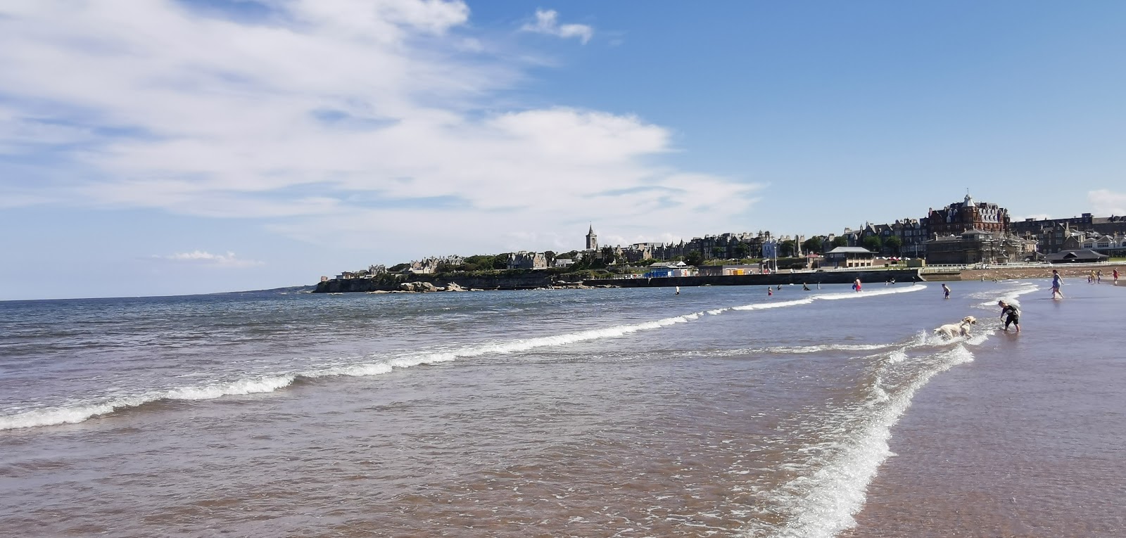 Fotografie cu West Sands Beach - locul popular printre cunoscătorii de relaxare