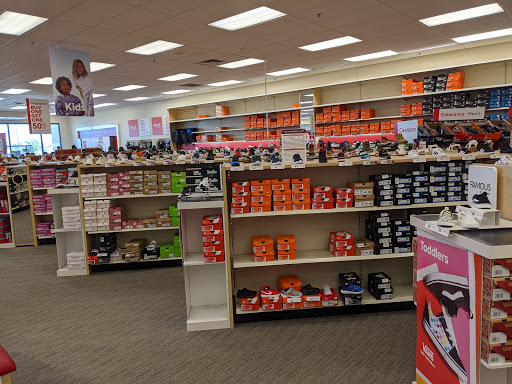 Famous Footwear, 1917 Wentzville Pkwy, Wentzville, MO 63385, USA, 