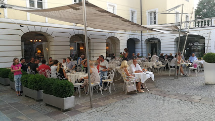 Restaurant Café im Hof - Maria-Theresien-Straße 38, 6020 Innsbruck, Austria