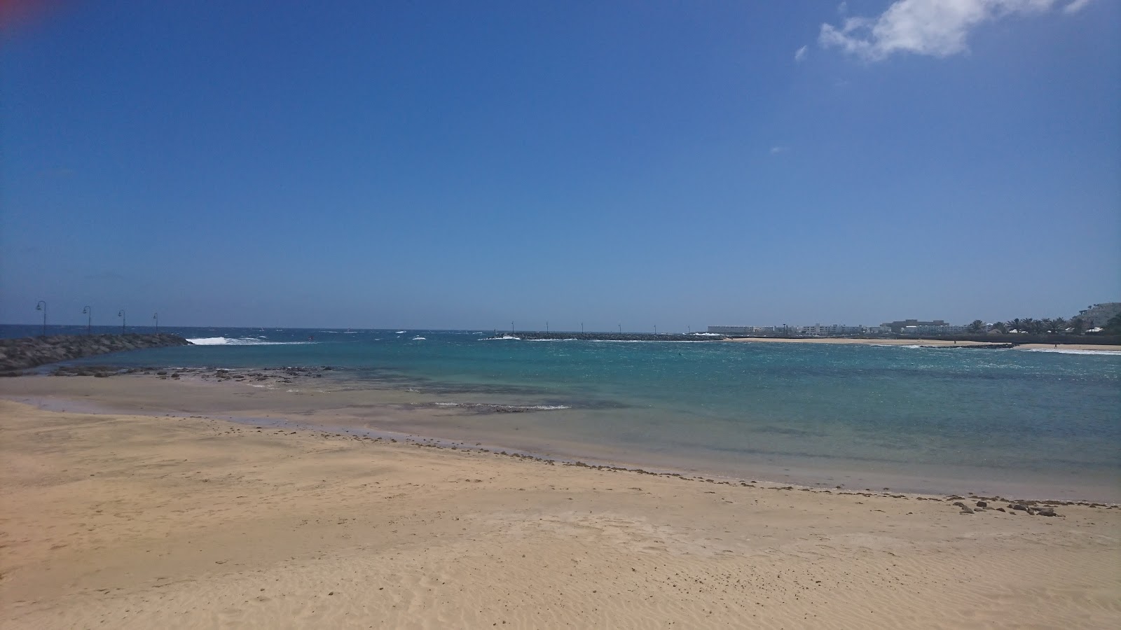 Foto von Playa de los Charcos mit beiger sand & steine Oberfläche