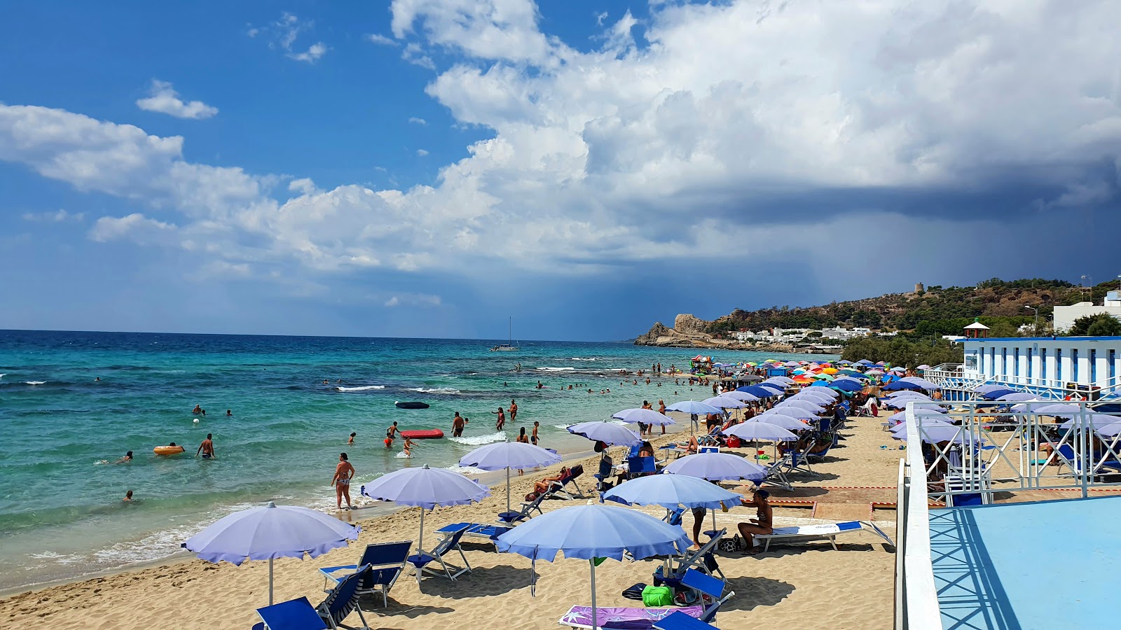 Fotografija Spiaggia di Lido Conchiglie z svetel fin pesek površino