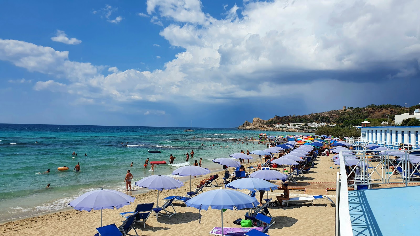 Valokuva Spiaggia di Lido Conchiglieista. pinnalla kirkas hieno hiekka:n kanssa