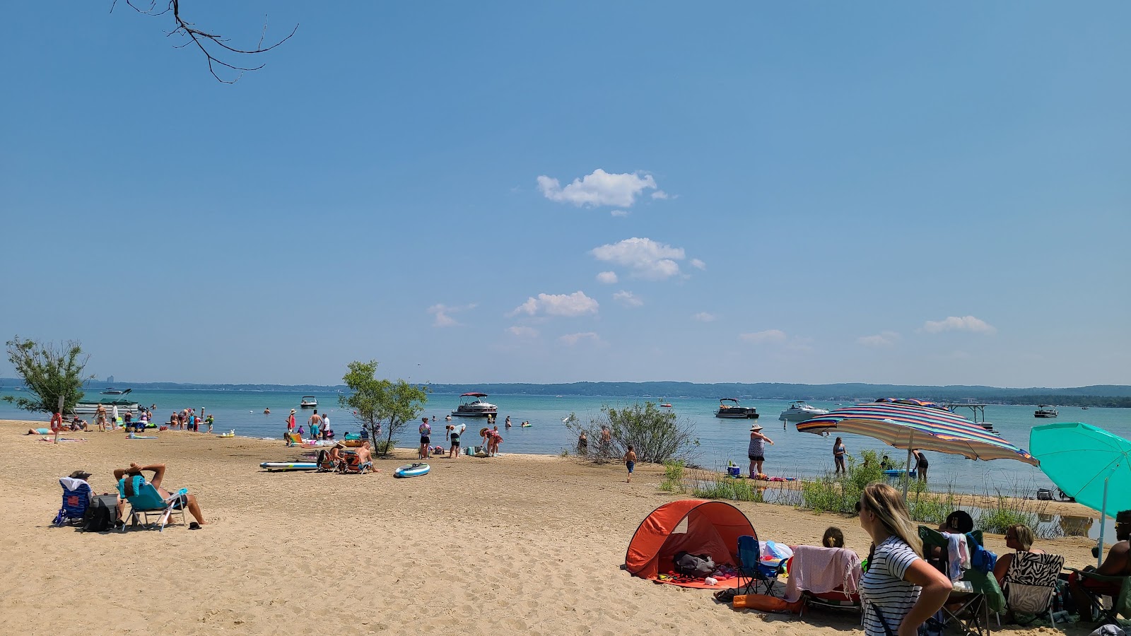Zdjęcie Traverse City Public Beach z powierzchnią beżowy piasek