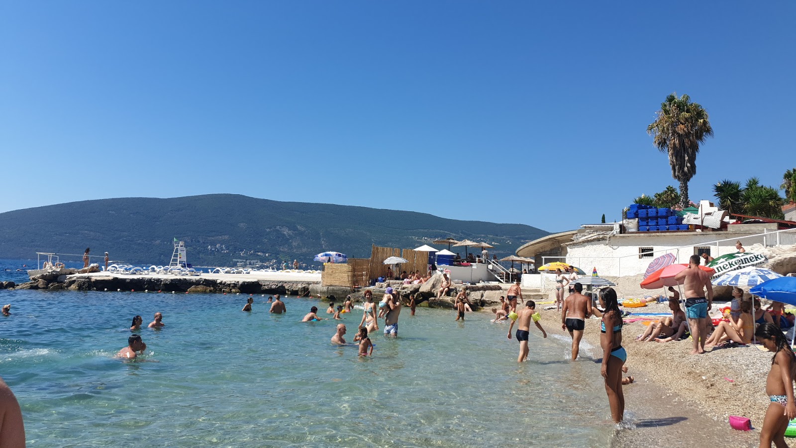 Photo de Corovica plazha protégé par des falaises