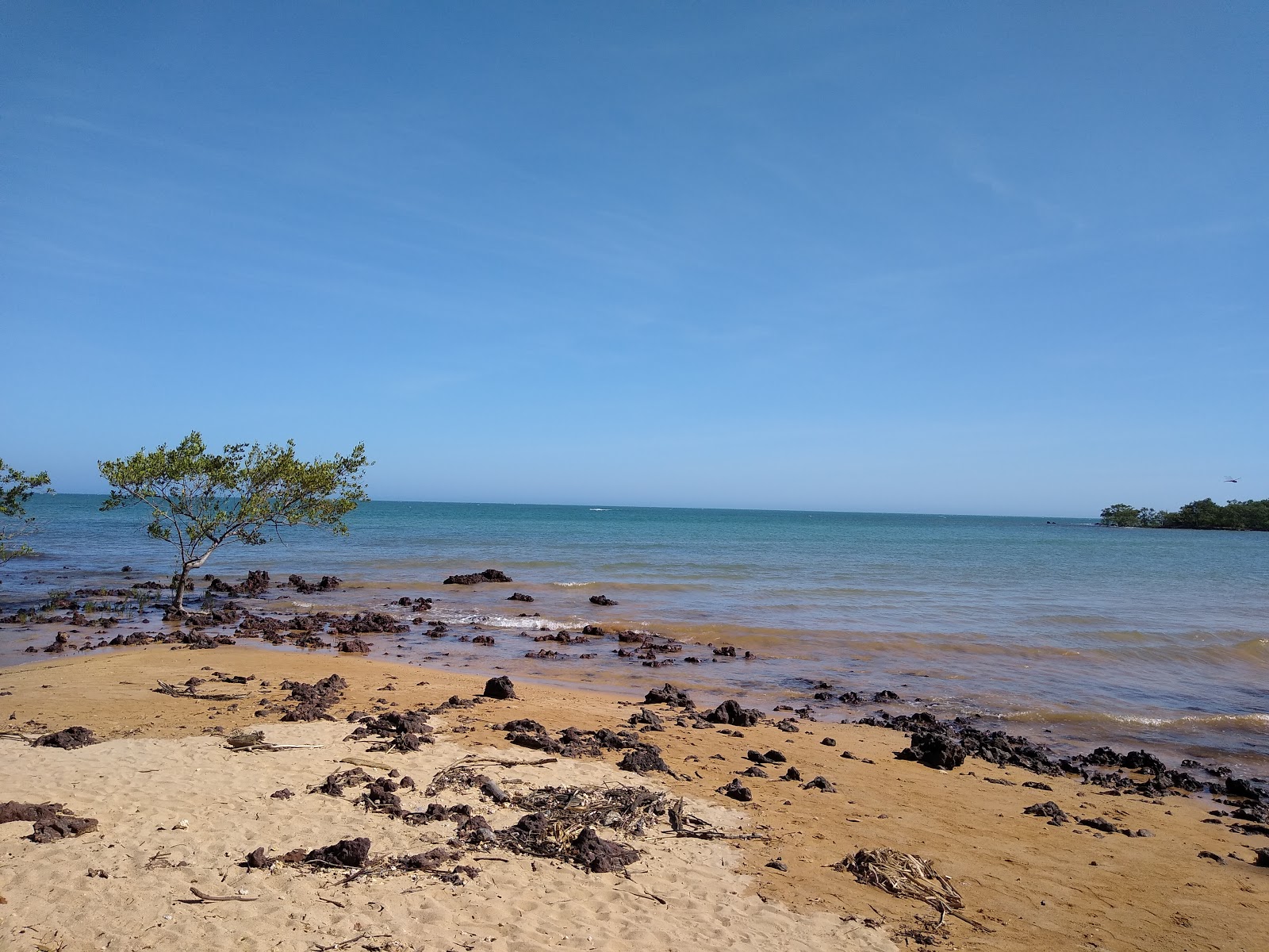 休息海滩的照片 带有碧绿色纯水表面