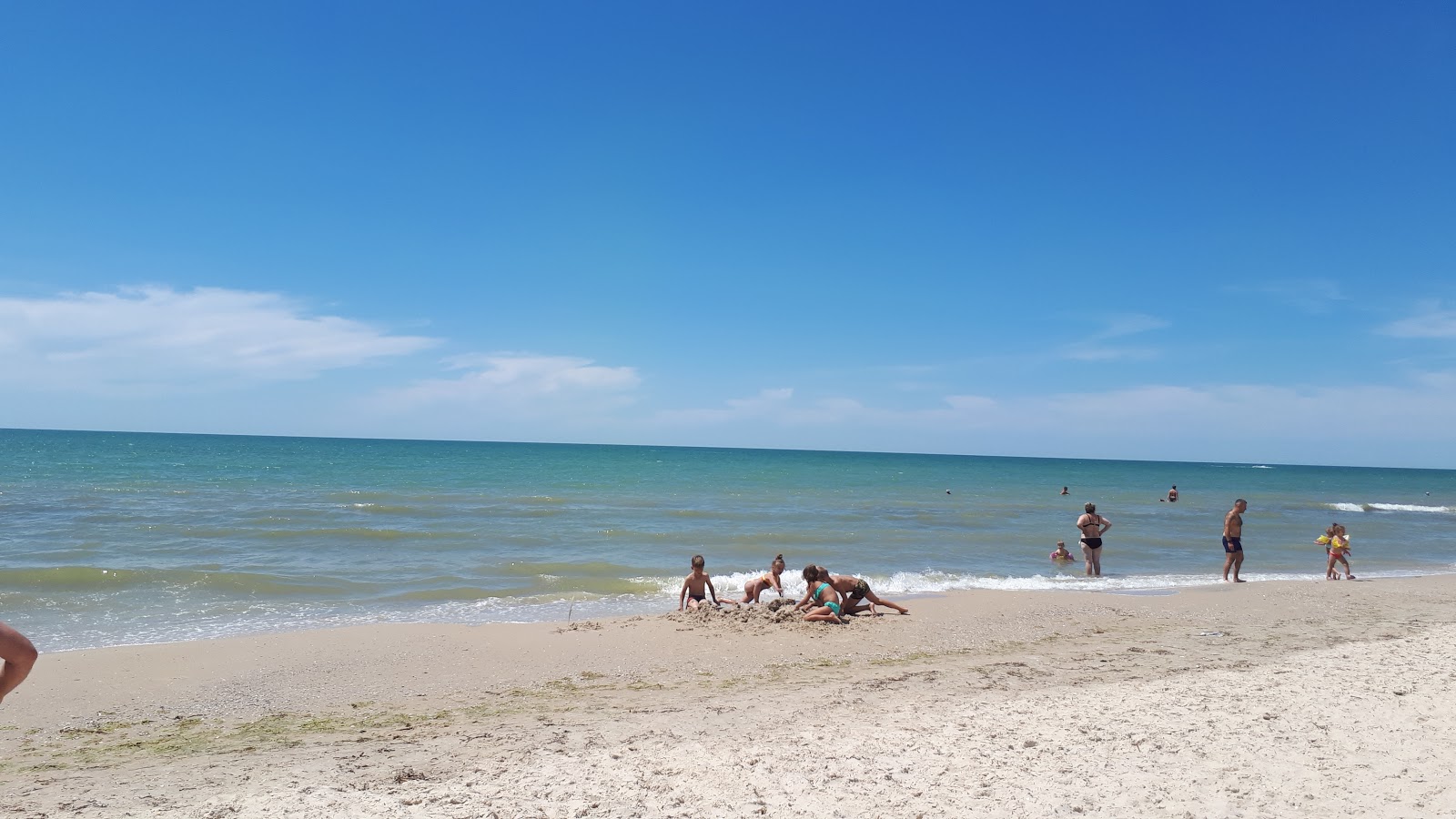 Foto von Primorskoye Plyazh mit grünes wasser Oberfläche