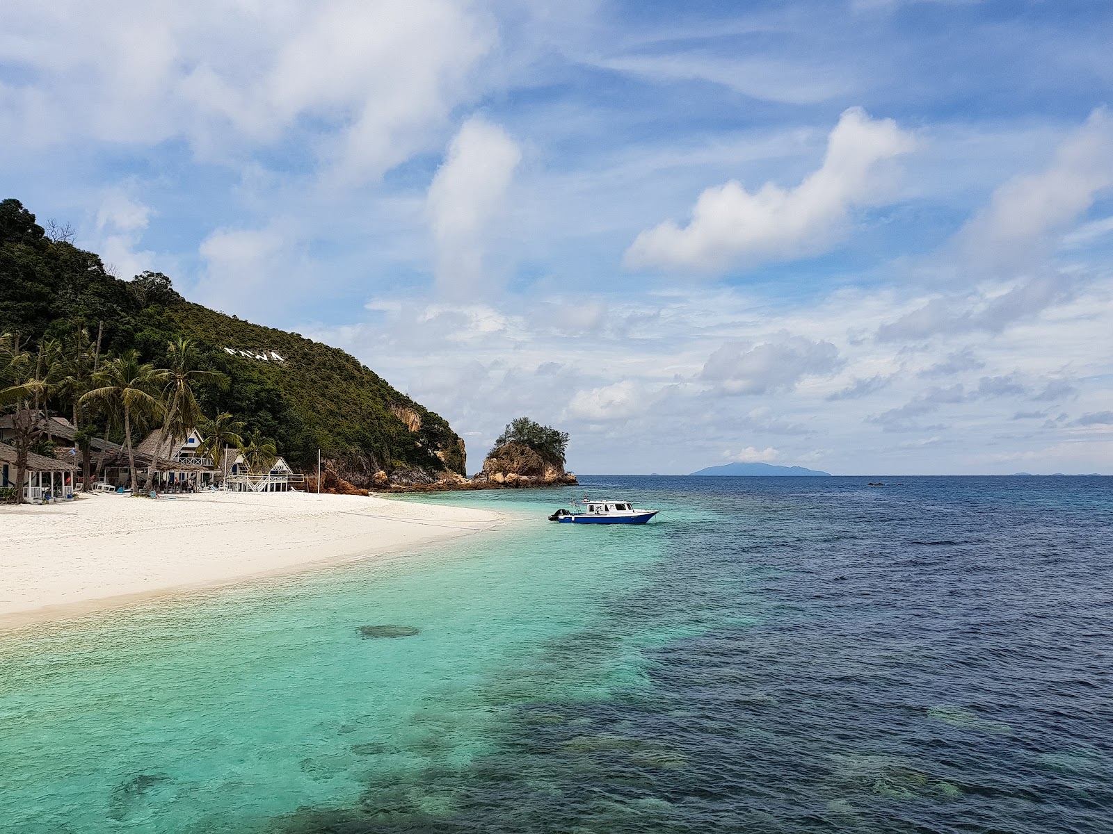 Foto av Rawa Island Resort med vit sand yta
