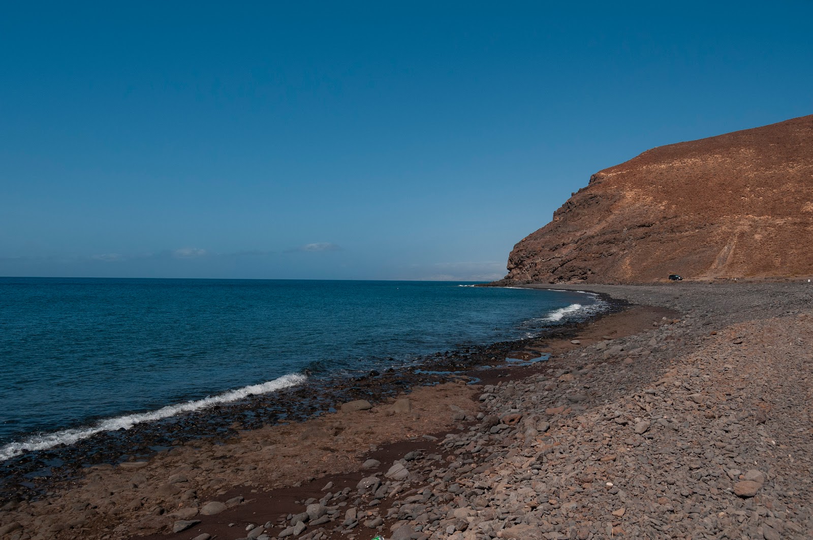 Photo de Playa de Agando avec sable gris avec roches de surface