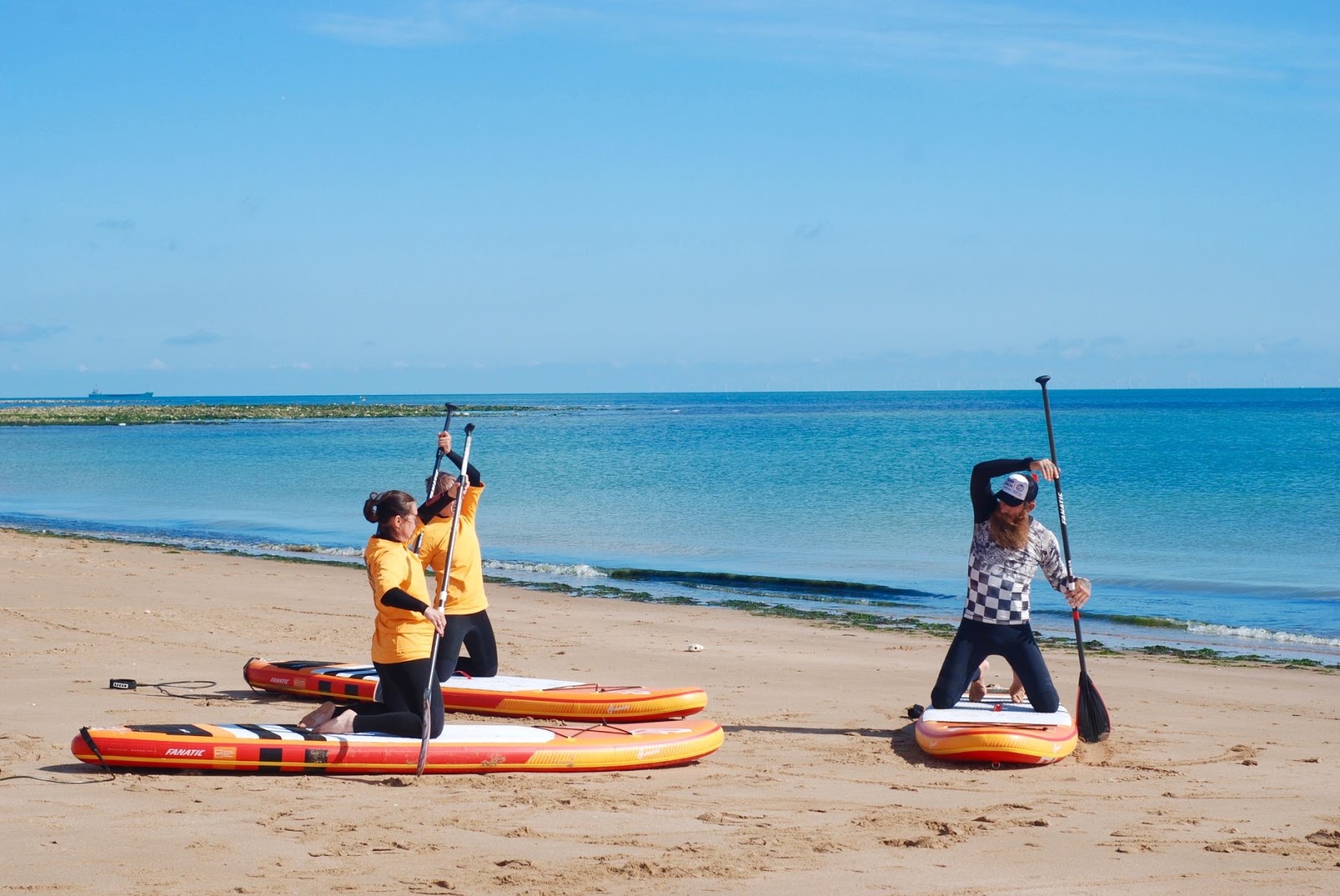 Fotografie cu Joss Bay beach înconjurat de munți