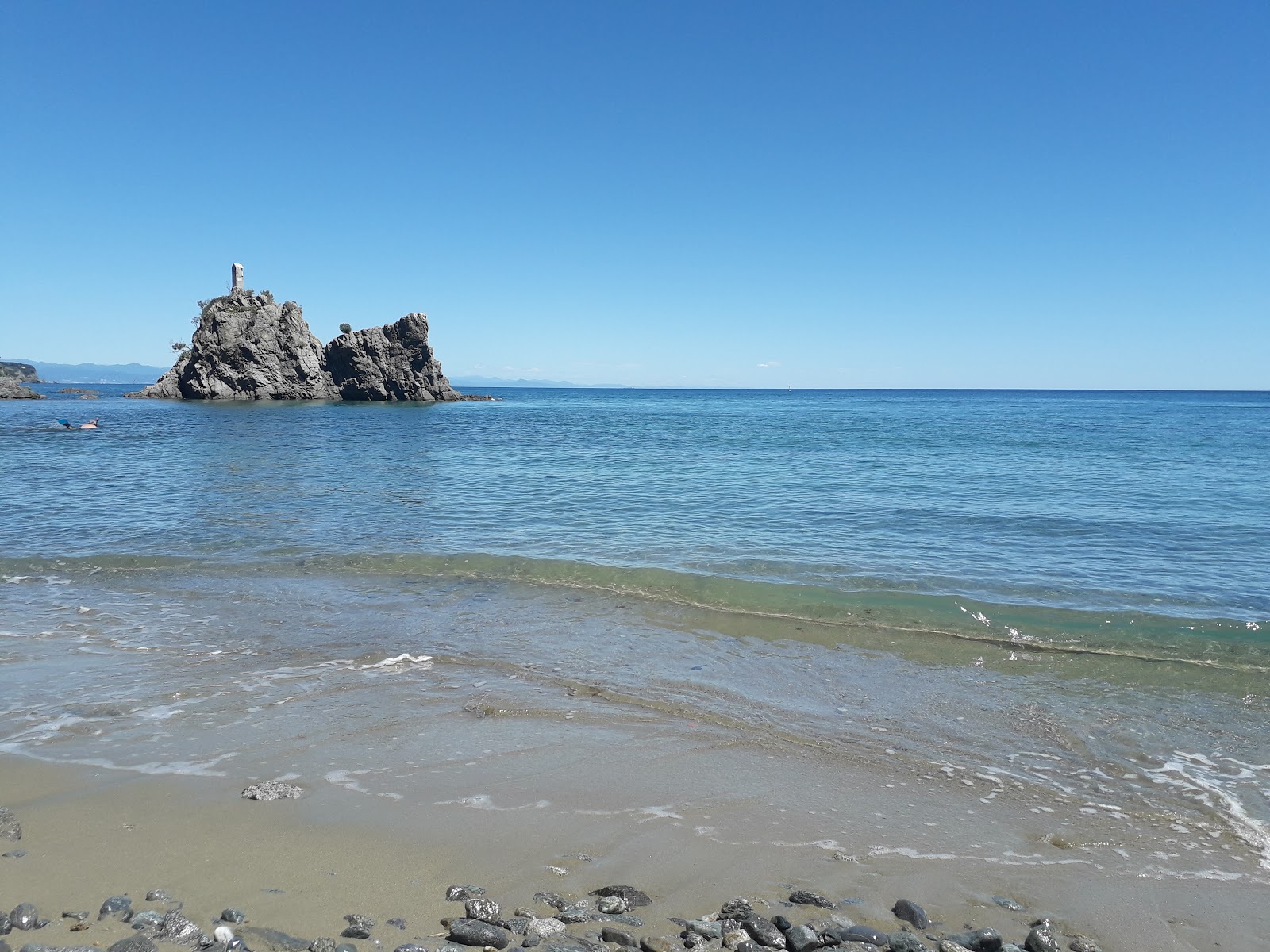Photo de Spiaggia della Madonnetta entouré de montagnes