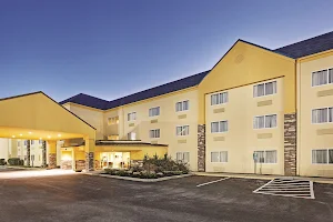 La Quinta Inn & Suites by Wyndham Knoxville Airport image