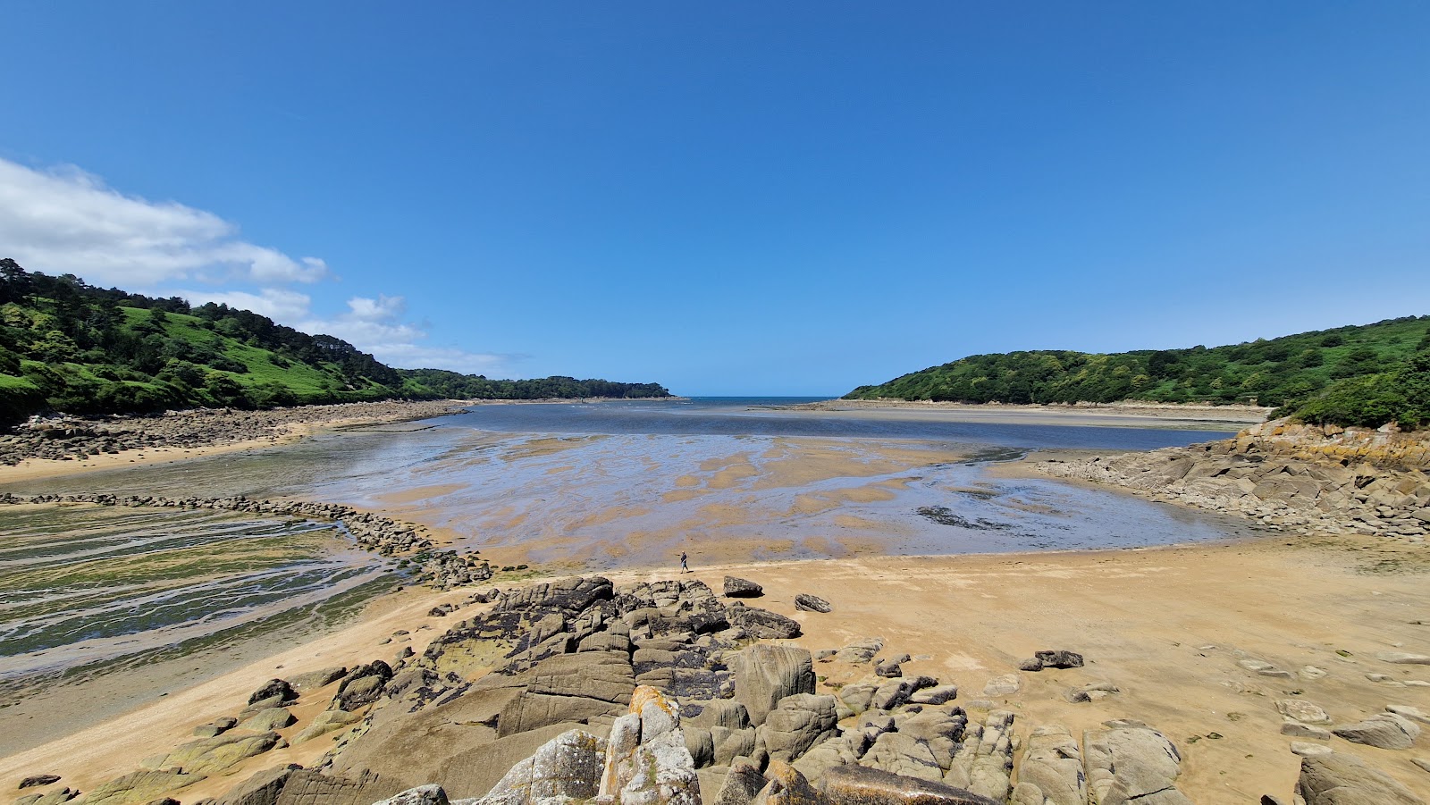 Foto von La Plage De La Baie De La Vierge mit beiger sand Oberfläche