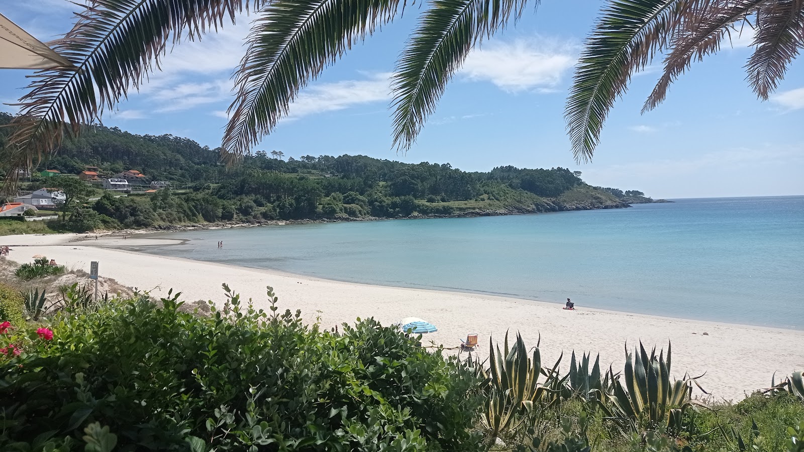 Foto de Praia de Estorde con arena fina blanca superficie