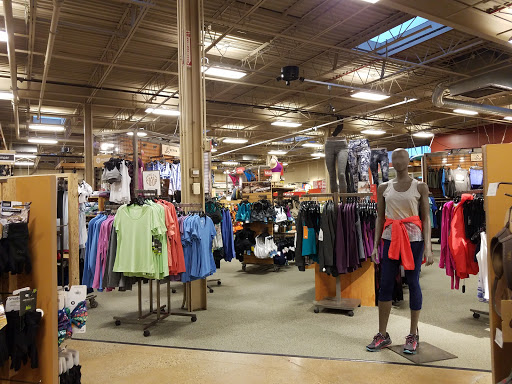 Camping Store «REI», reviews and photos, 1209 E Golf Rd, Schaumburg, IL 60173, USA