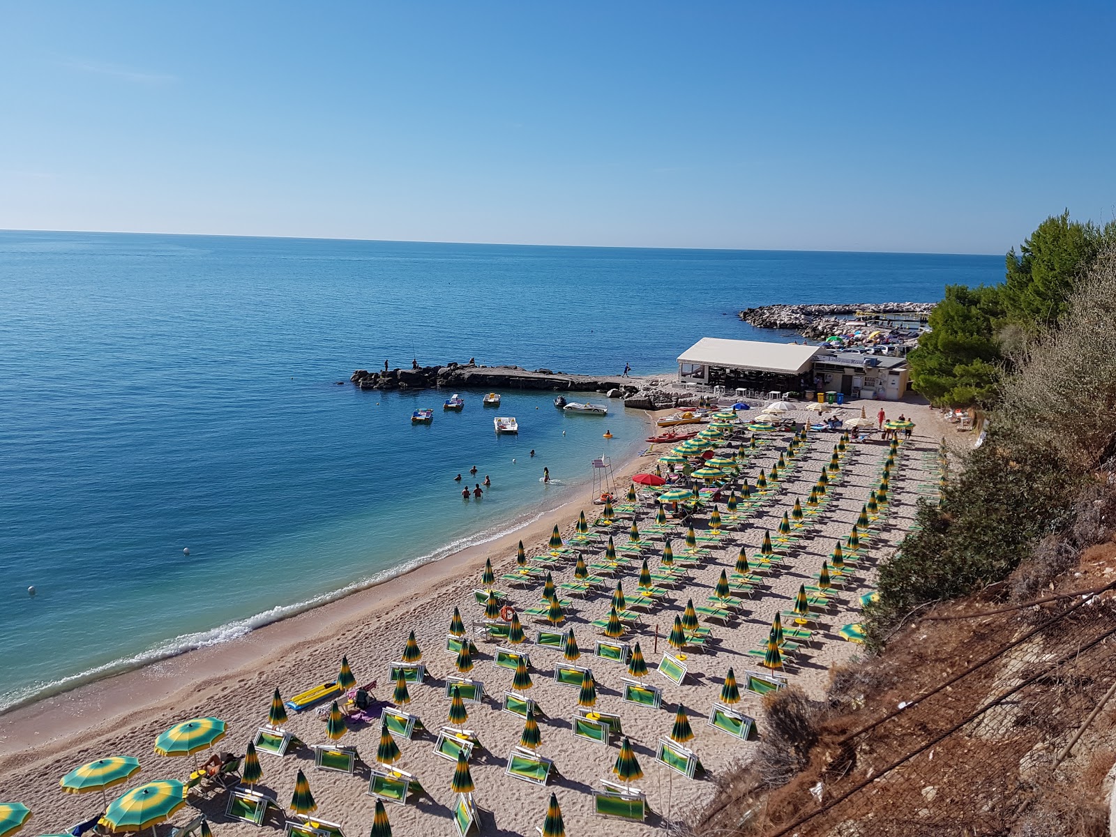 Foto von Spiaggia di Mattinatella von Klippen umgeben