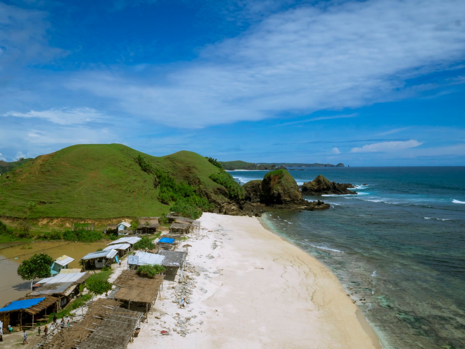 Photo de Mandalika Queen Beach avec sable lumineux de surface