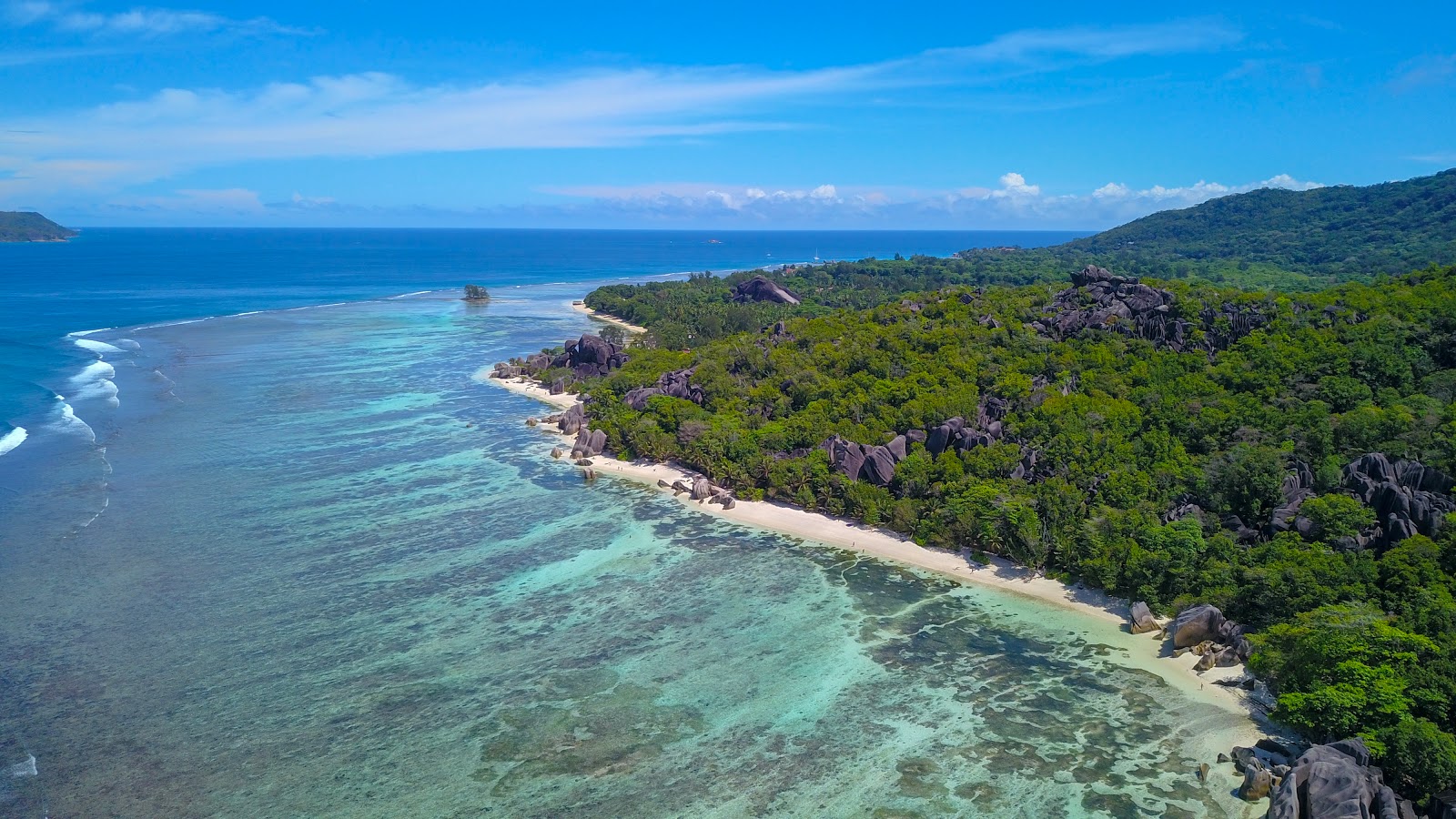 Anse Source d'Argent Plajı II'in fotoğrafı dağlarla çevrili