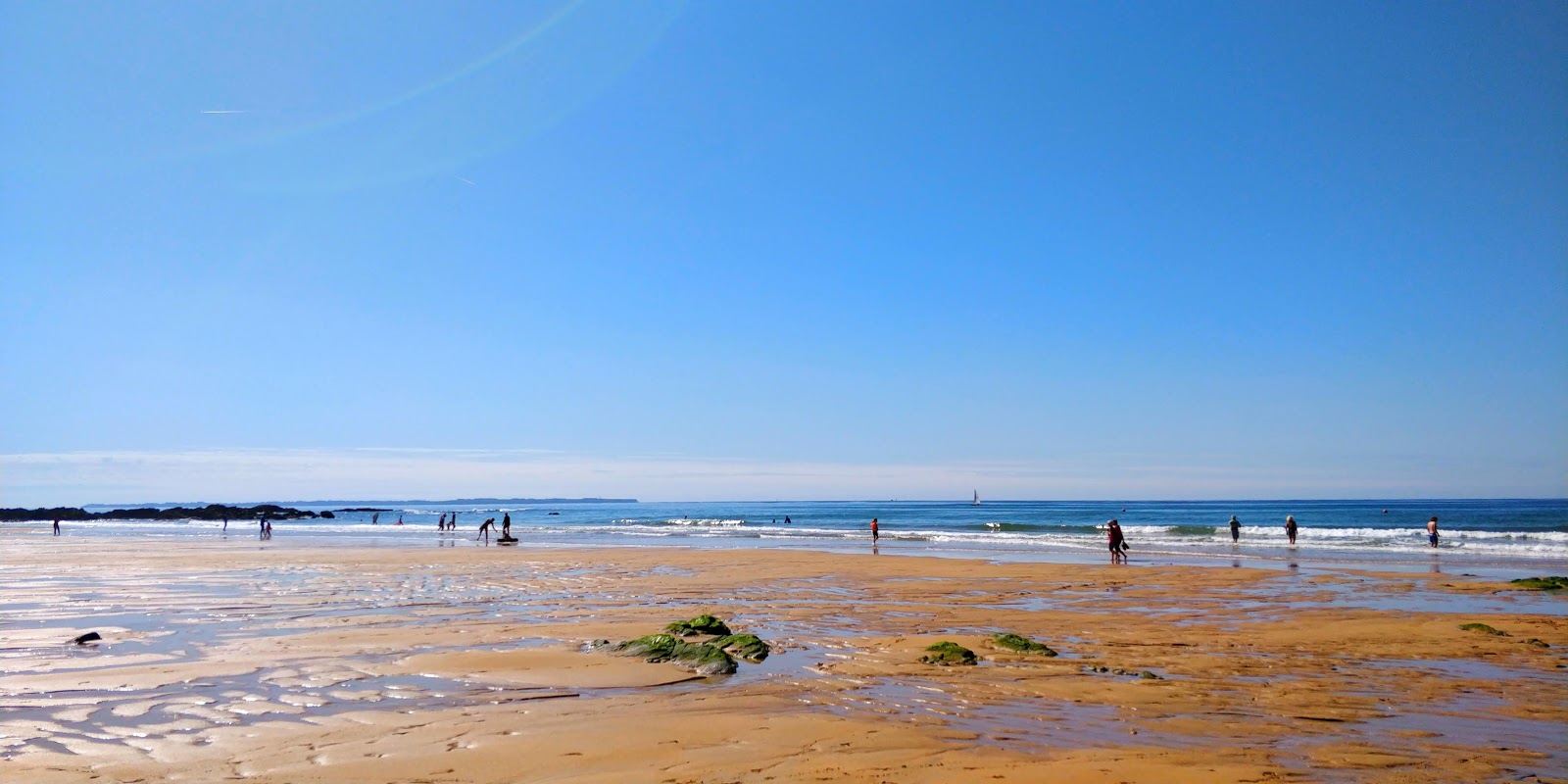 Foto van Bellangenet beach omringd door bergen