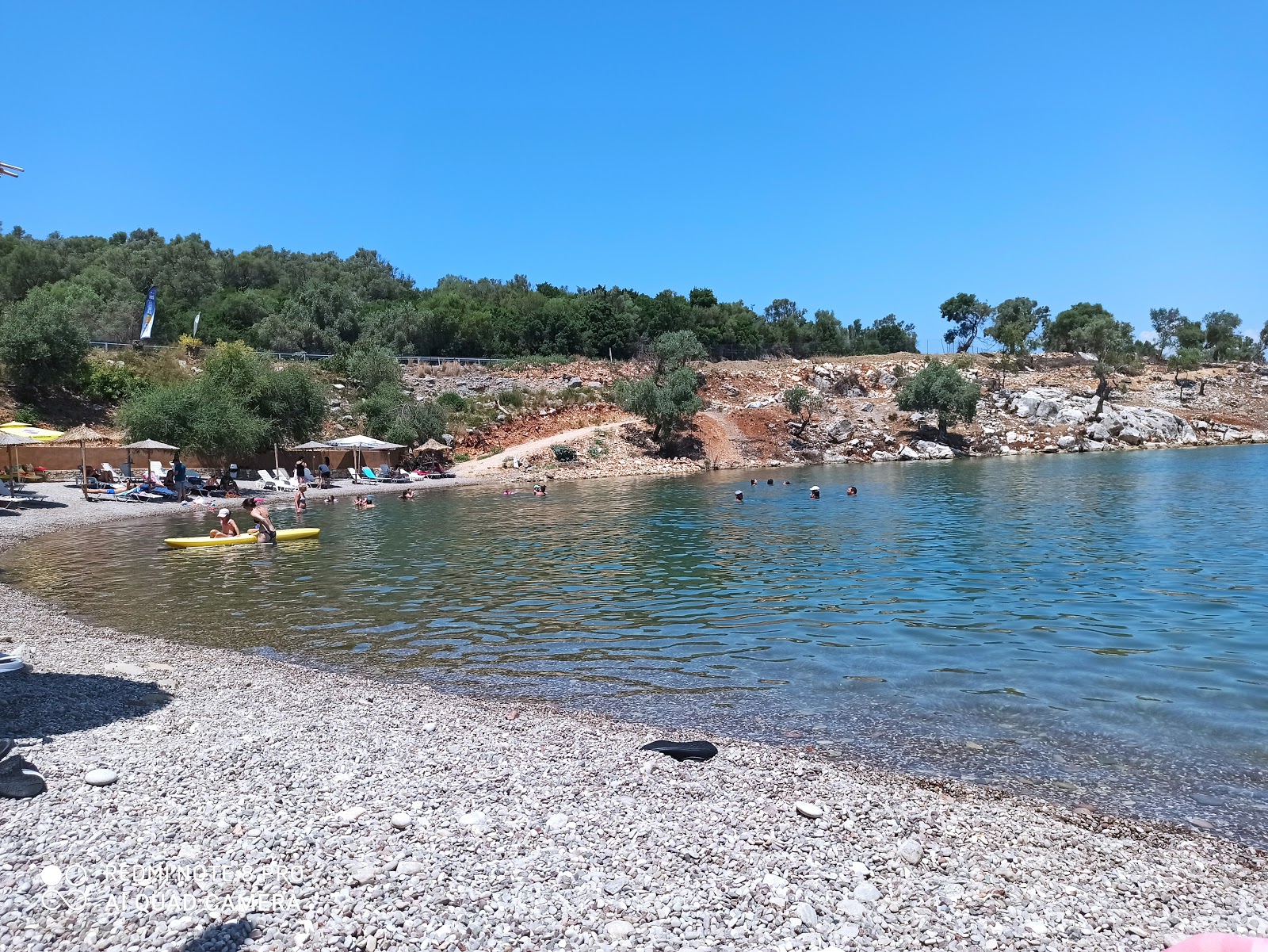 Foto de Monolithos Beach con pequeños guijarros grises superficie