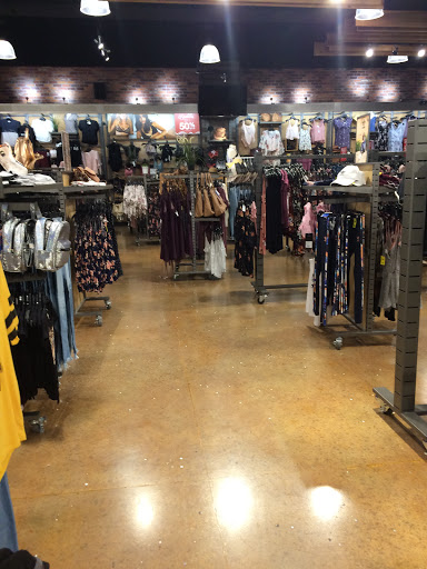 Clothing Store «Tillys», reviews and photos, 343 N Alafaya Trail, Orlando, FL 32828, USA
