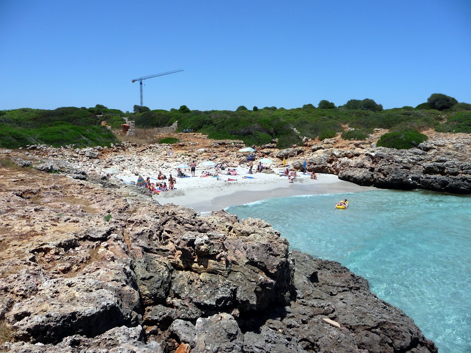 Foto di Cala Rafalino con una superficie del sabbia luminosa