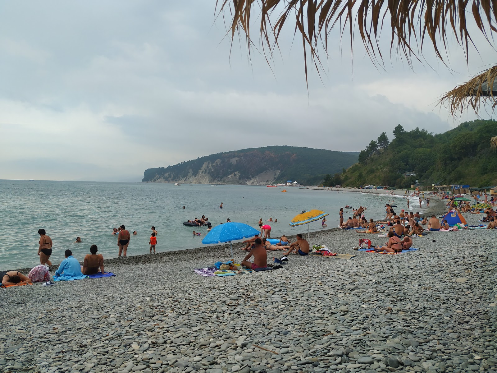 Foto von Sunrise beach umgeben von Bergen