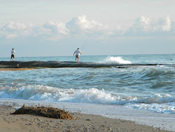 Foto di Kiparis Beach sorretto da scogliere