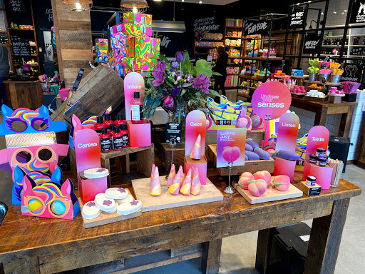 Cosmetics Store «LUSH Fresh Handmade Cosmetics», reviews and photos, 51 Oakbrook Center, Oak Brook, IL 60523, USA