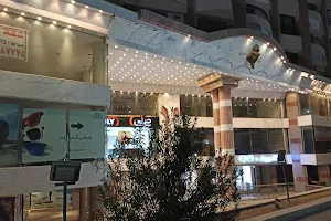 Akhnaton Mall image