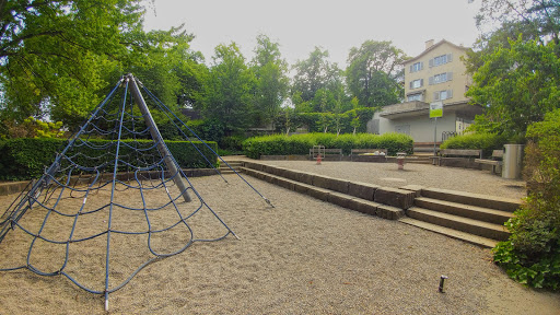 Playground & sunbathing area near the Lindenhof