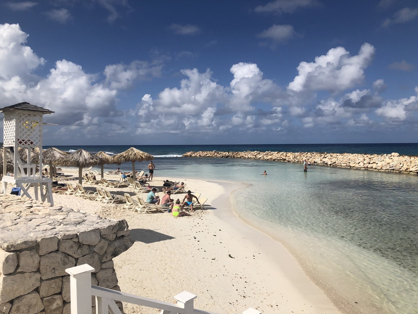 Foto de Playa de Bahía Príncipe Runaway Bay con arena brillante superficie