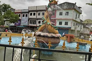 Patung Naga - 龍雕像 Lóng Diāoxiàng dan Air Mancur - 噴泉 Pēnquán image