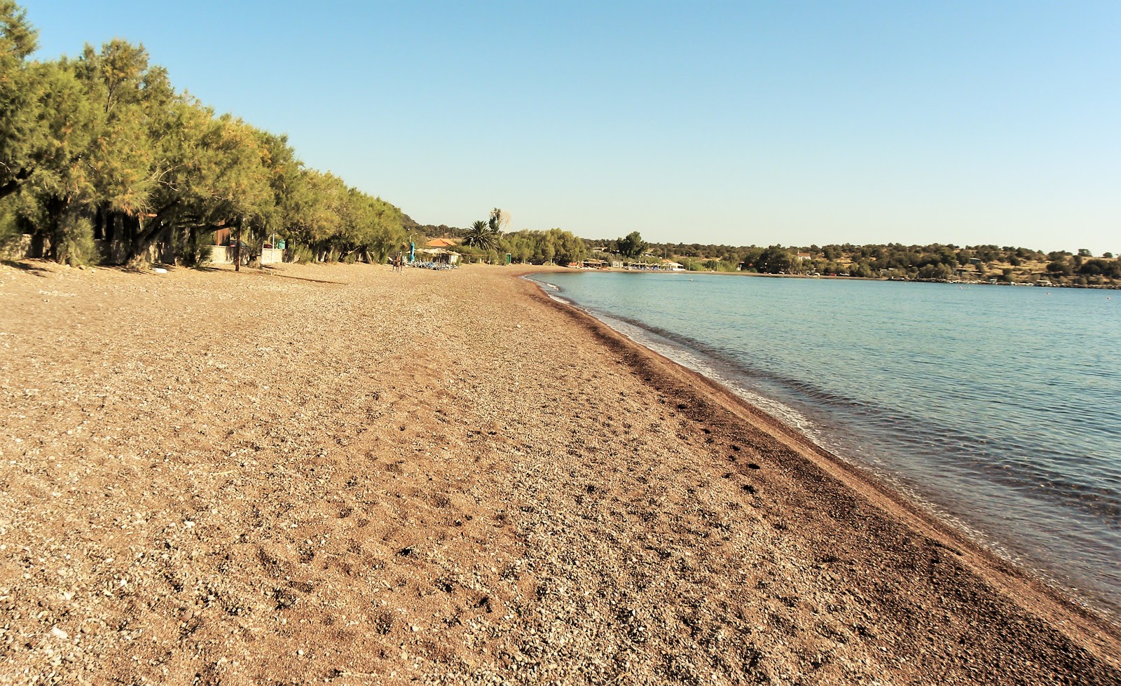 Foto di Paralia Tsonia con una superficie del sabbia nera e ciottoli