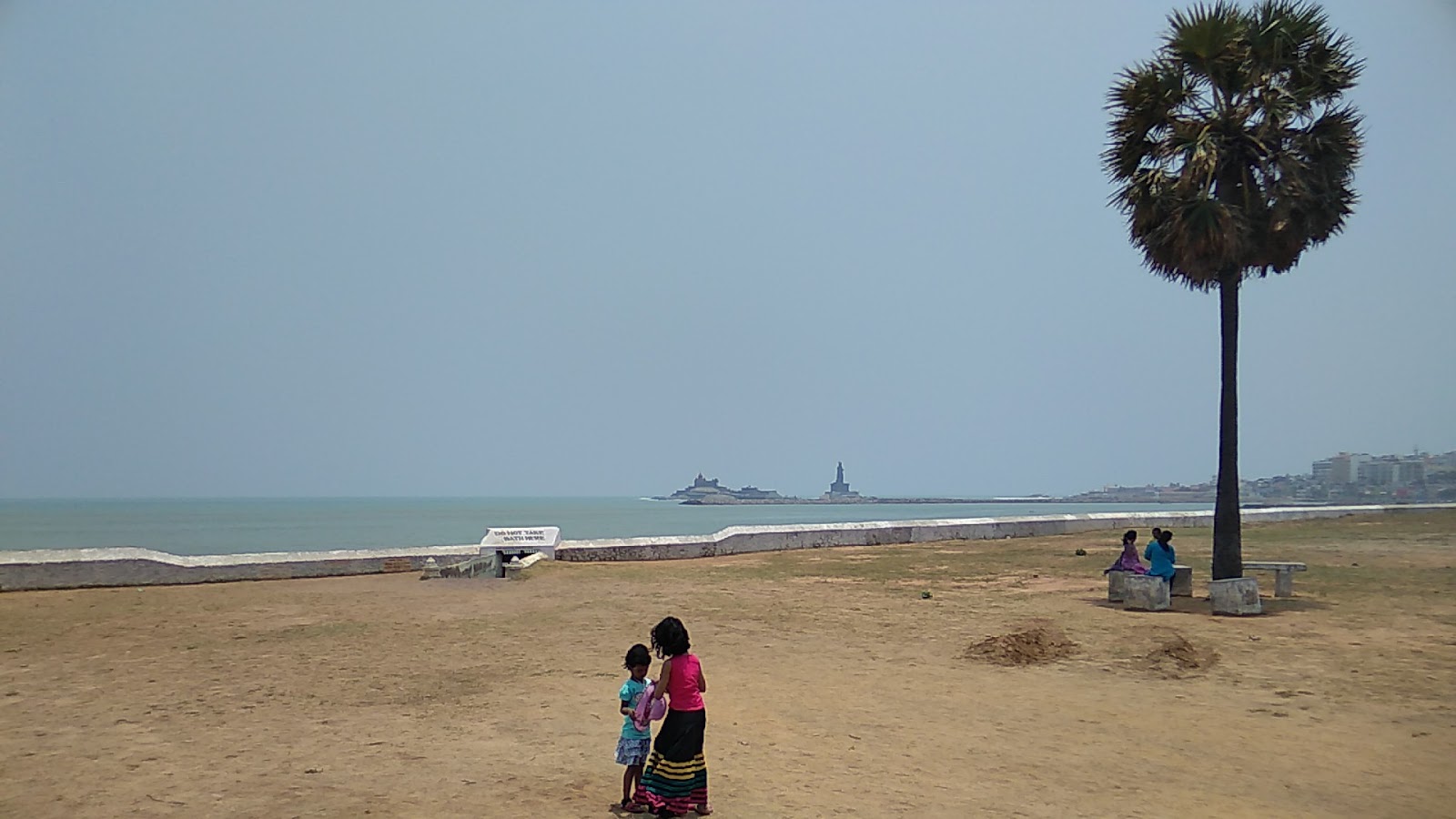 Foto von Vivekananda Kendra Beach und die siedlung
