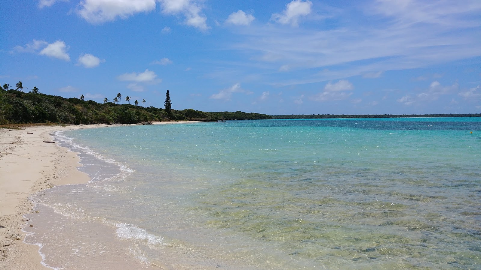 Photo de Vao Beach avec sable brillant et rochers de surface