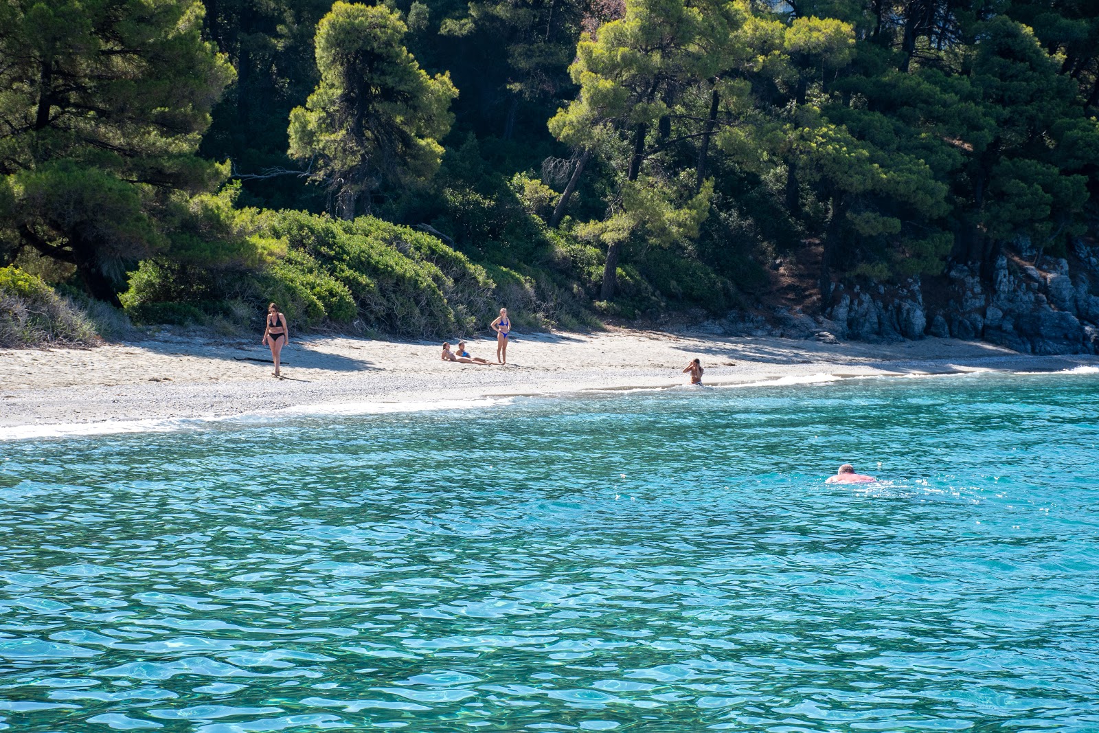 Foto di Golden King Villas beach con una superficie del sabbia grigia