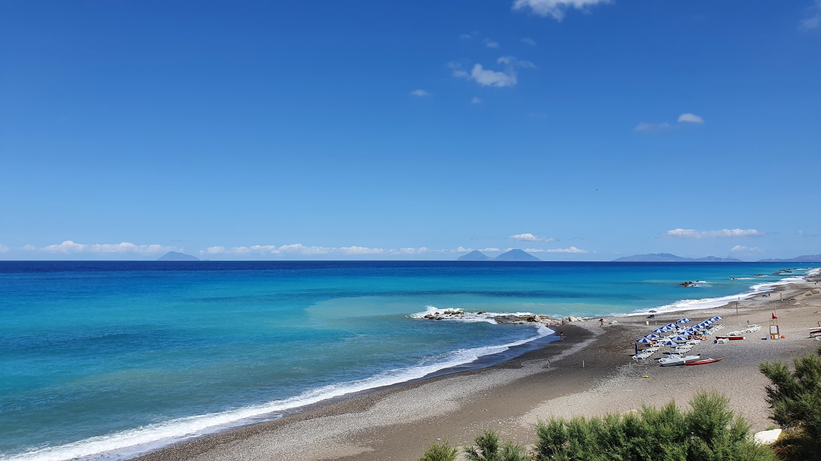 Φωτογραφία του Spiagga Capo d'Orlando II με μπεζ άμμος και βότσαλα επιφάνεια