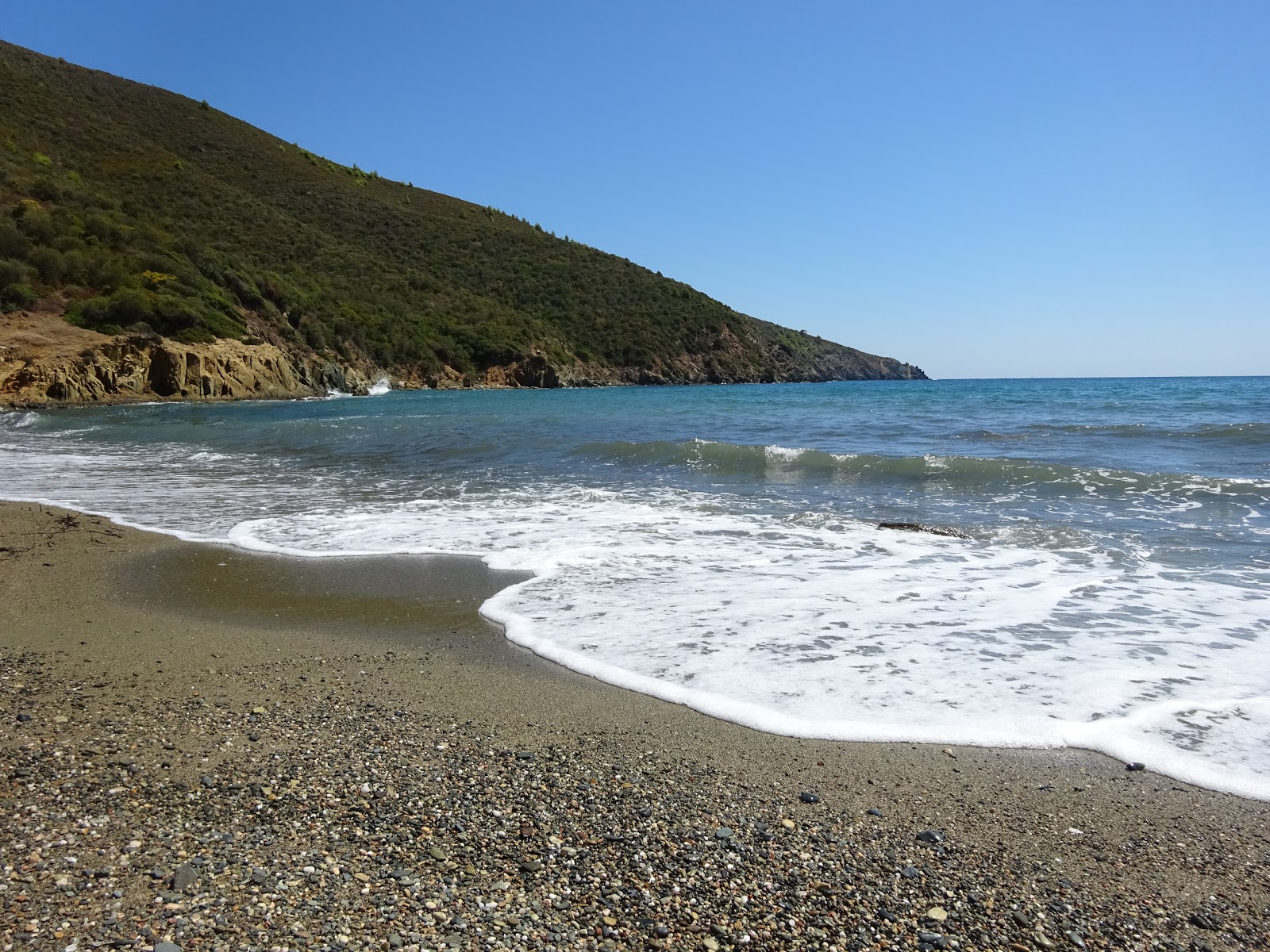 Foto de Paralia Ampelos con arena negra y guijarros superficie