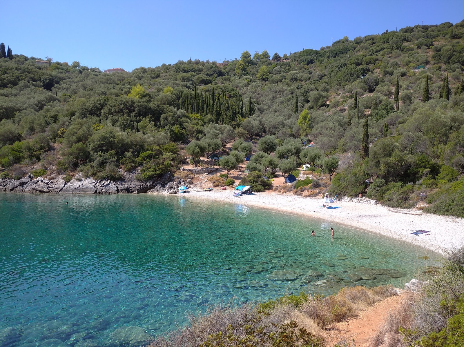 Foto von Sarakiniko beach mit graue kiesel Oberfläche
