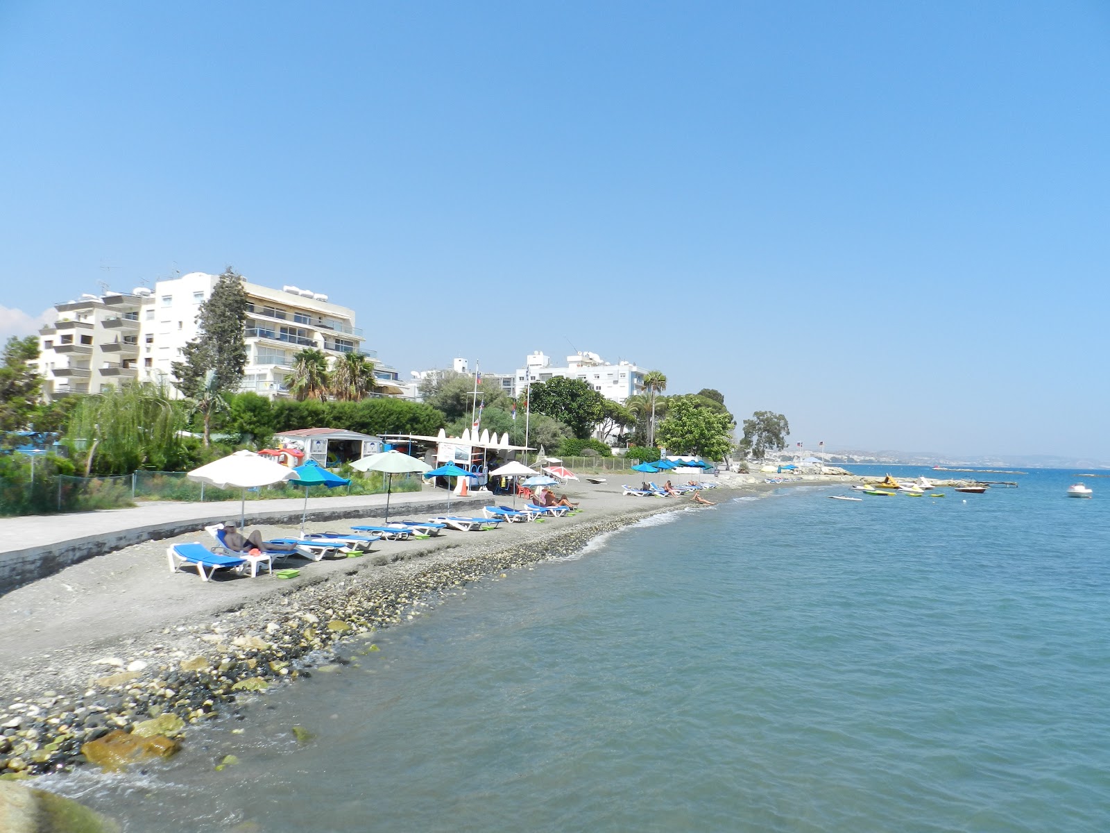 Foto de Amerikanas Beach con arena gris y guijarros superficie