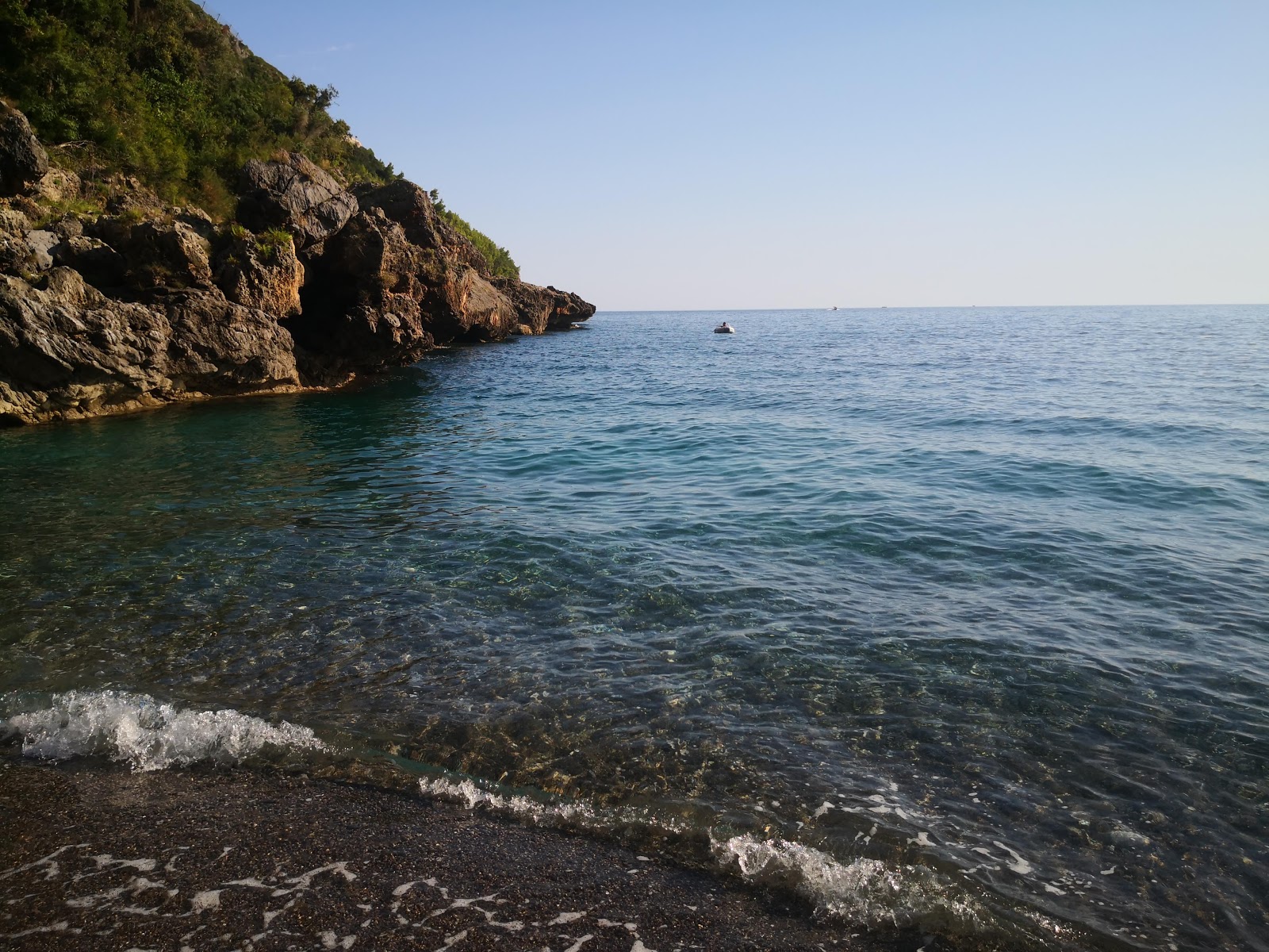 Spiaggia Pietra Caduta的照片 带有蓝色的水表面