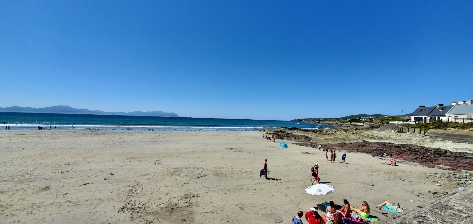 Fotografija Ballyheigue Beach z turkizna čista voda površino