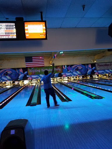 Bowling Alley «Pinz Bowling Center», reviews and photos, 700 N Lafayette St, South Lyon, MI 48178, USA