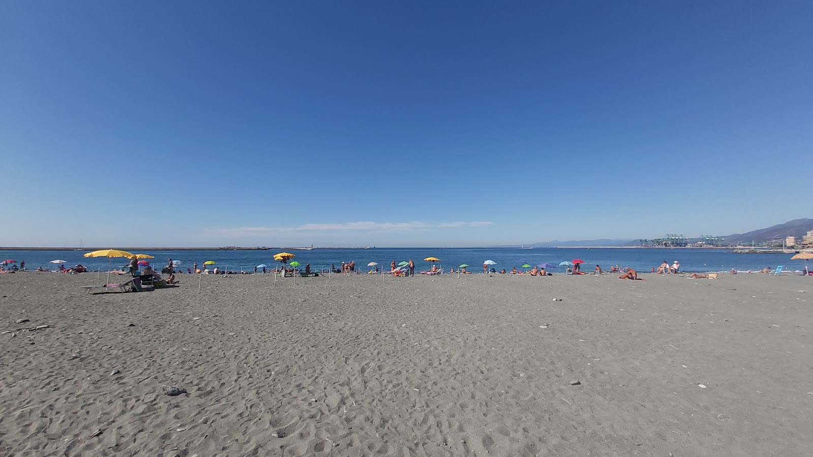 Foto von Spiaggia Multedo mit kleine bucht