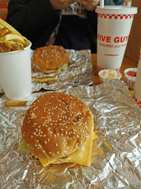 Cheeseburger du Restaurant de hamburgers Five Guys Nice CAP 3000 à Saint-Laurent-du-Var - n°11