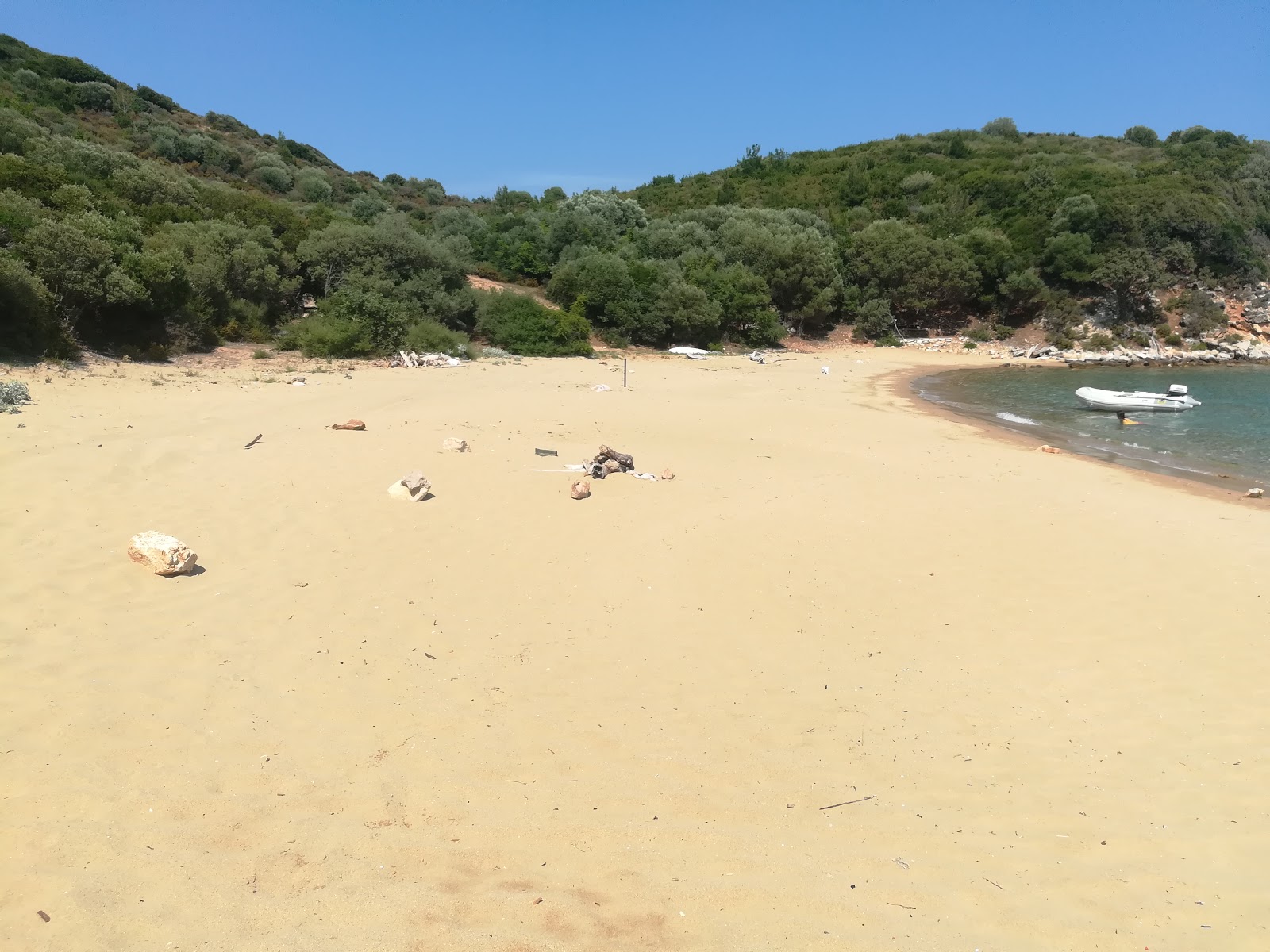 Stratoni beach IIX的照片 带有碧绿色纯水表面